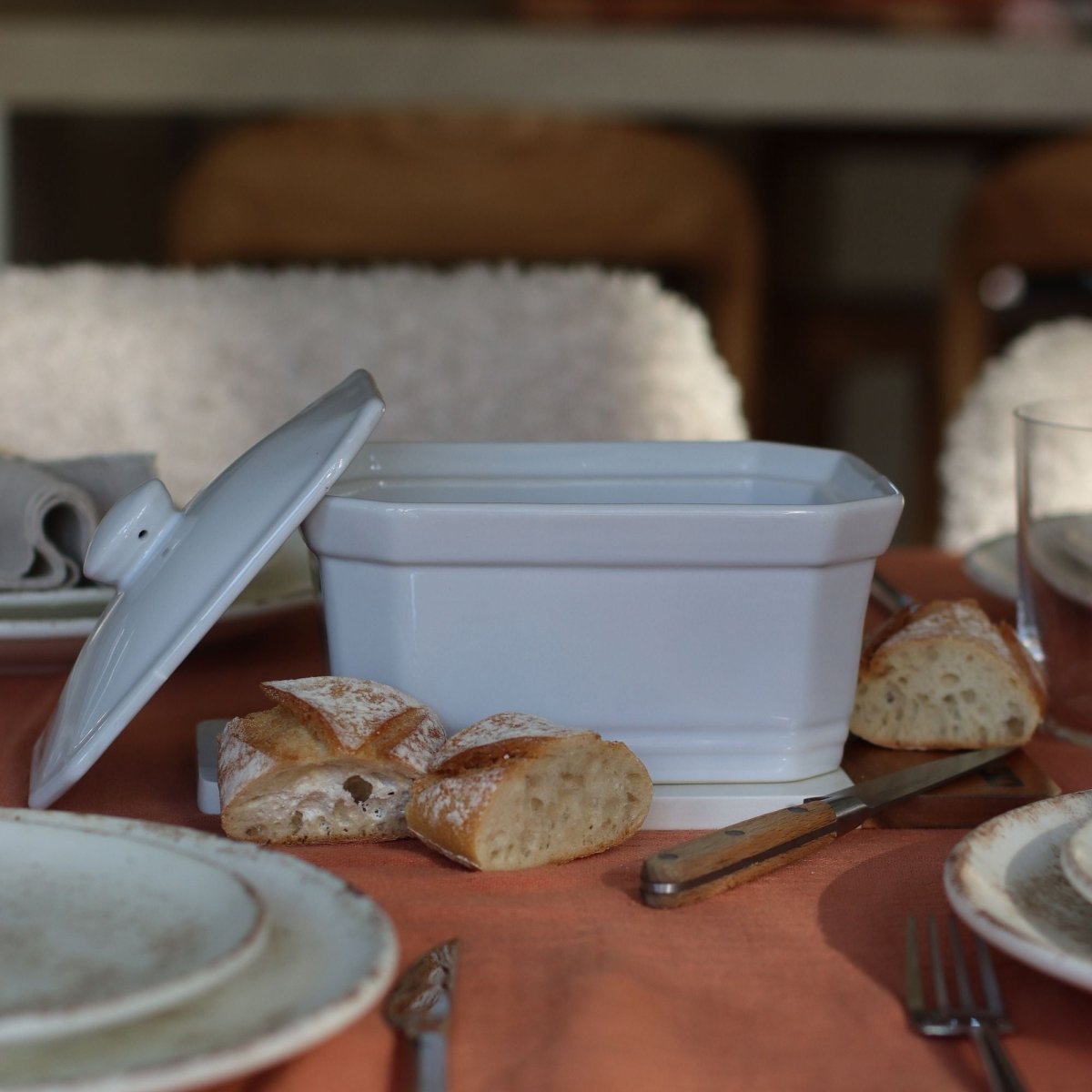 Terrine en grès blanc 1kg avec couvercle ouvert sur table dressée avec pain et vaisselle