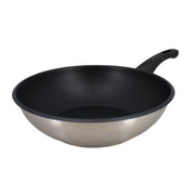 Wok First 28 cm Menastyl en acier inoxydable avec revêtement antiadhésif noir, vue de trois quarts