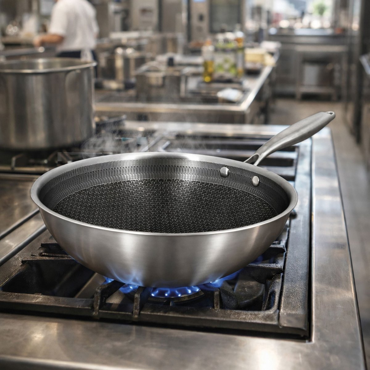 Wok Trinox 28cm en acier inoxydable avec revêtement antiadhésif, posé sur feu vif en cuisine professionnelle