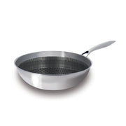 Wok Trinox 28cm en acier inoxydable avec revêtement antiadhésif Menastyl, vue de trois-quarts sur fond blanc
