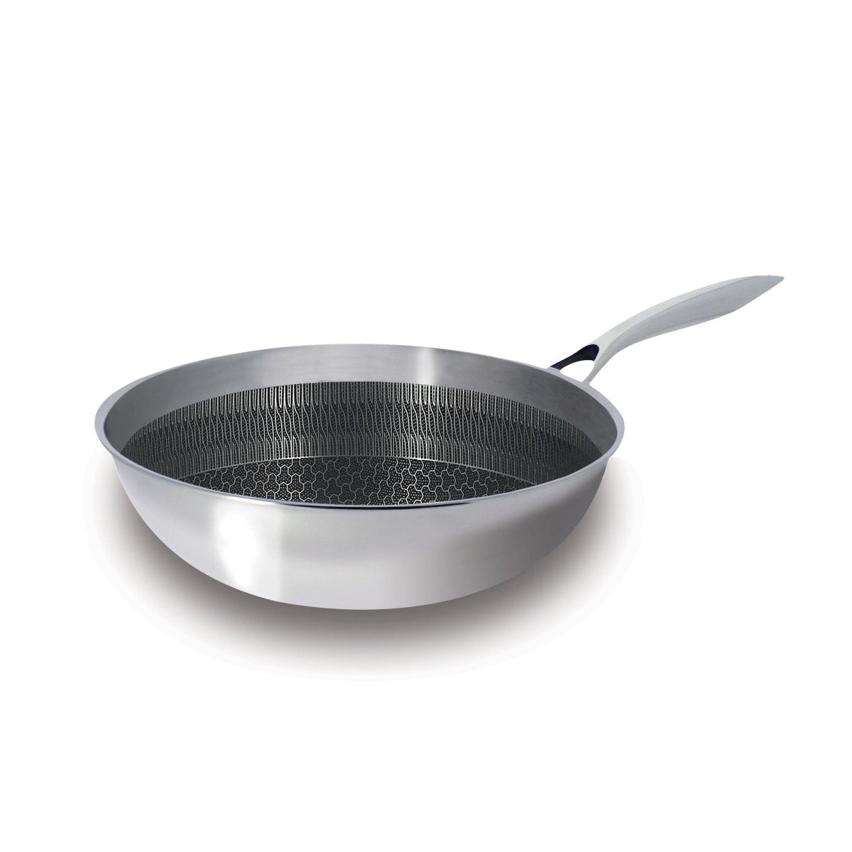 Wok Trinox 28cm en acier inoxydable avec revêtement antiadhésif Menastyl, vue de trois-quarts sur fond blanc