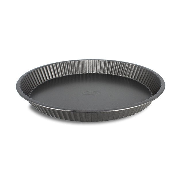 Moule à tarte Amandine 28 cm en acier carbone noir Menastyl, vue de trois quarts avec bords cannelés